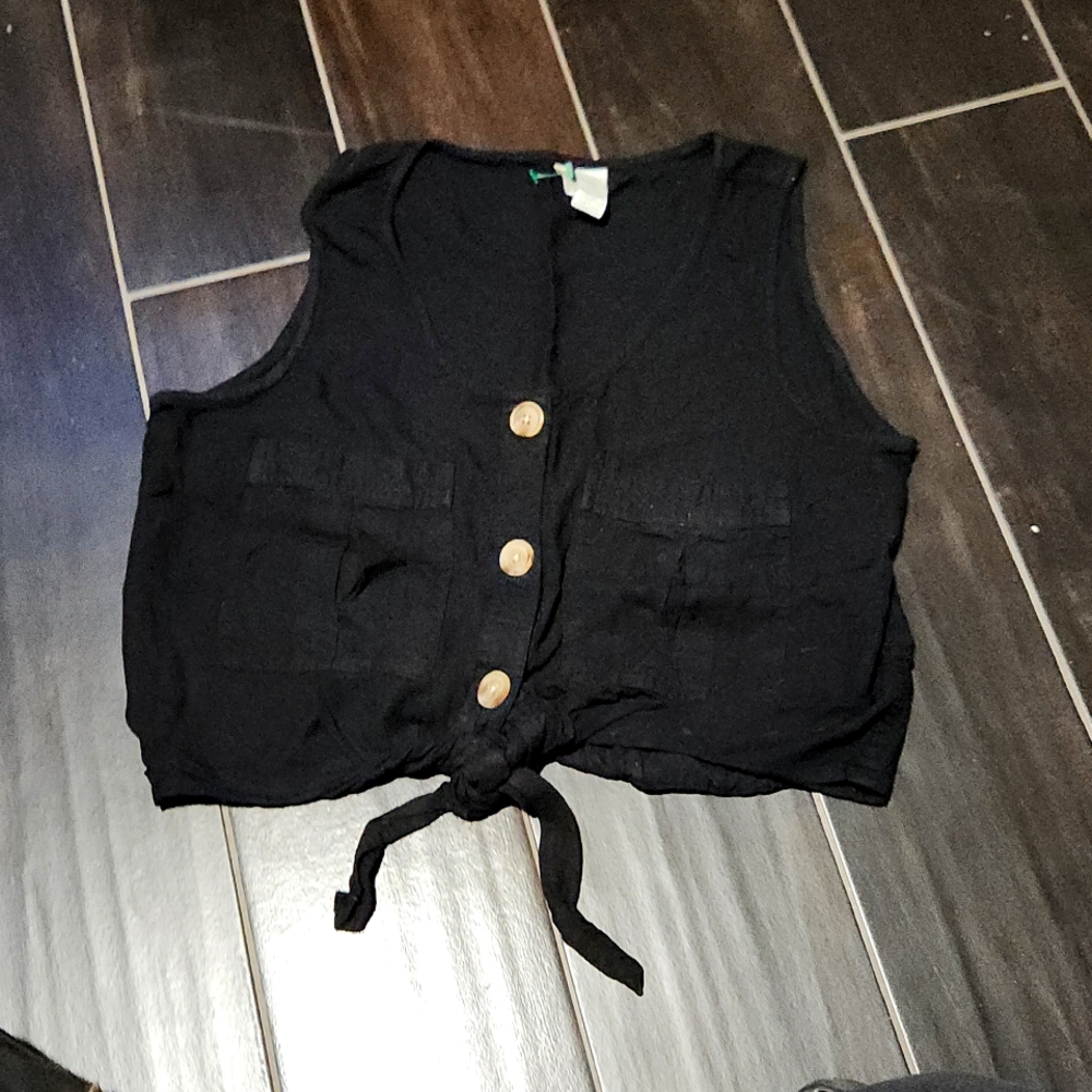 Cute button style crop top